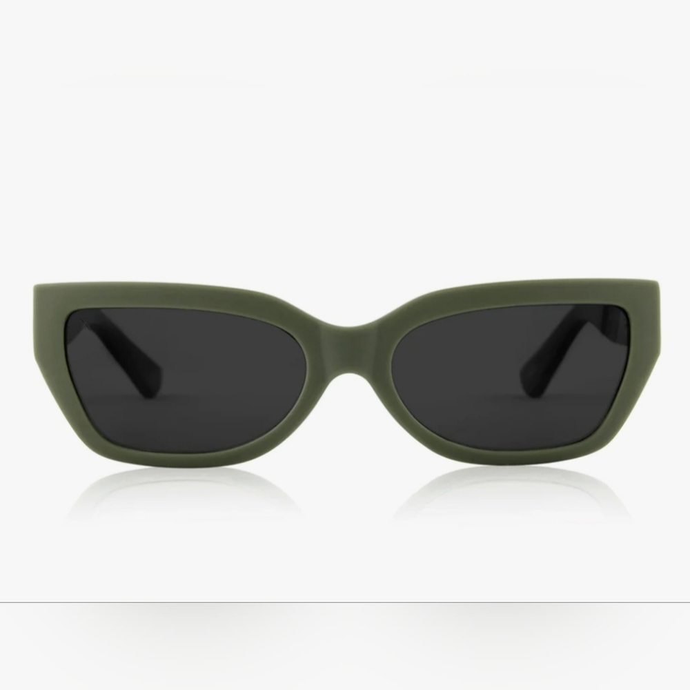 Les do Makeup Fiancé sunglasses